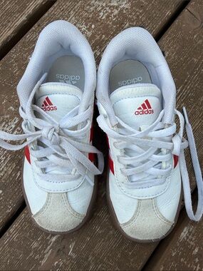 adidas Kids White & Red Low-Top Sneakers